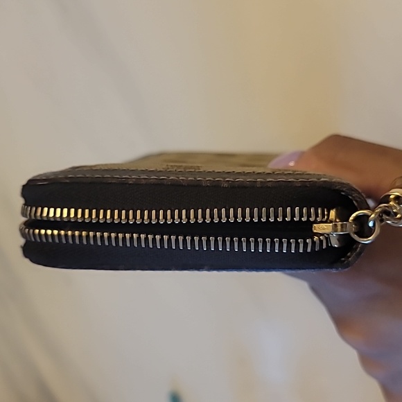 Gucci Zip Around Wallet - Picture 4 of 5